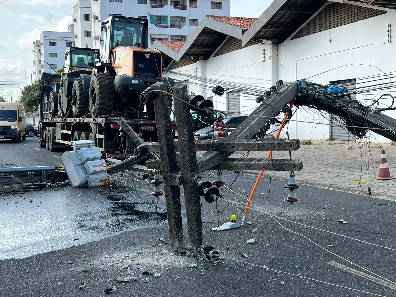 Caminhão com tratores derruba postes e fios em Teresina; região fica sem energia