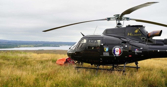 Helicóptero perde controle e cai em lago ao pegar água para combater incêndio na França