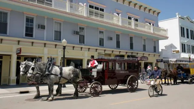 A ilha americana que proibiu carros e usa cavalos até para coleta de lixo