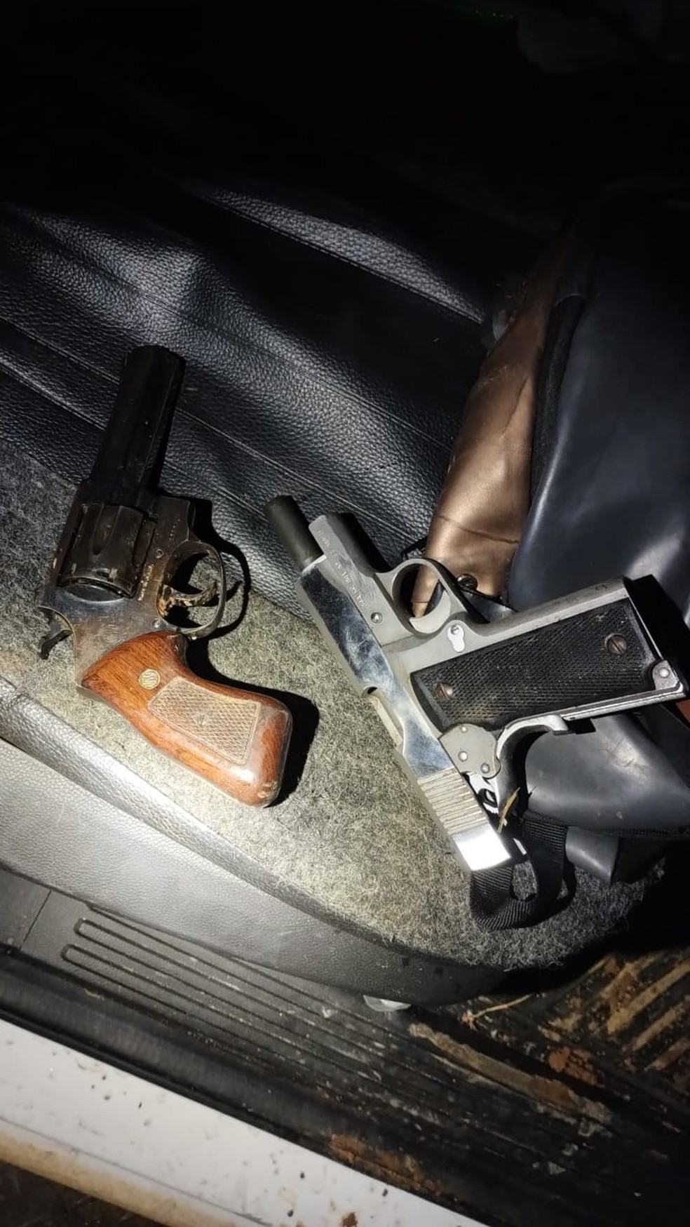 Pistola e revólver apreendidos pela Polícia Militar — Foto: Polícia Militar/Divulgação