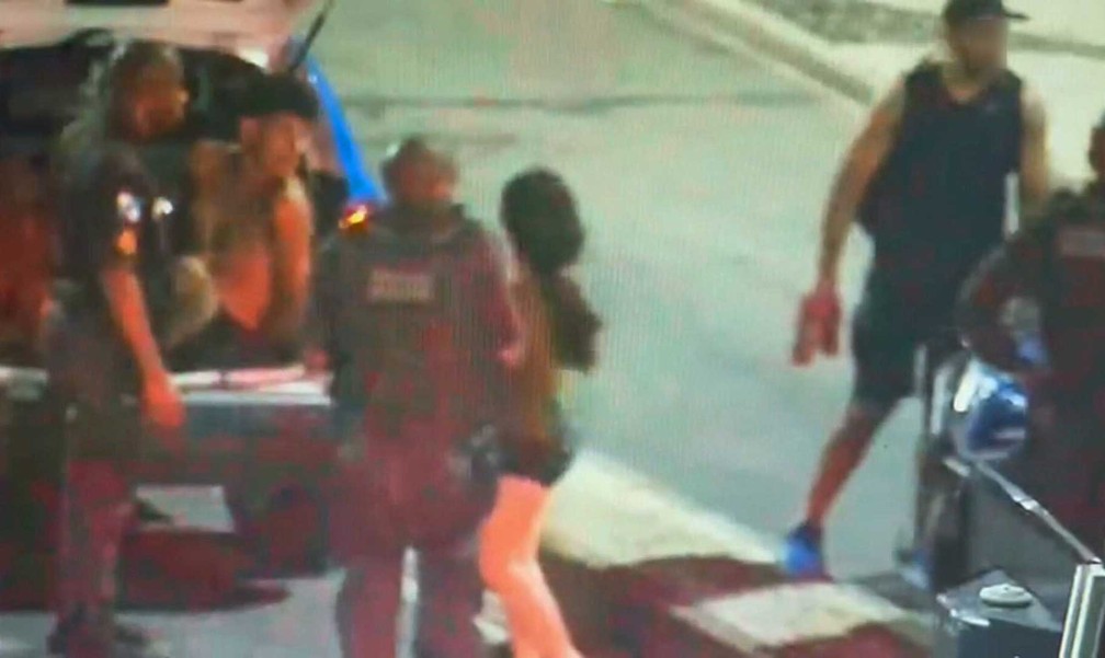 PMs abrem porta-malas e mostram homem preso na viatura — Foto: Reprodução/TV Globo