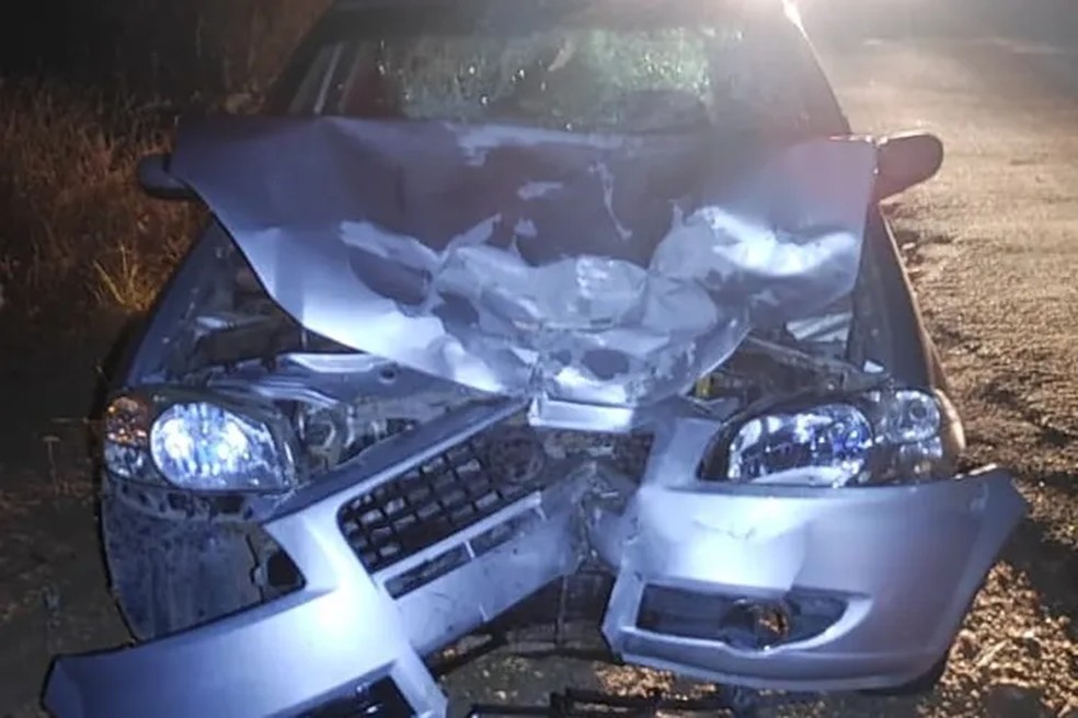 Carro que atingiu moto ficou bastante danificado com impacto da colisão — Foto: Achei Sudoeste
