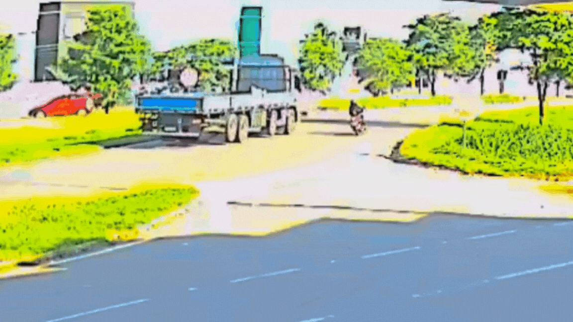 Vídeo: motociclista sobrevive após parar embaixo de caminhão durante manobra perigosa na BR-163