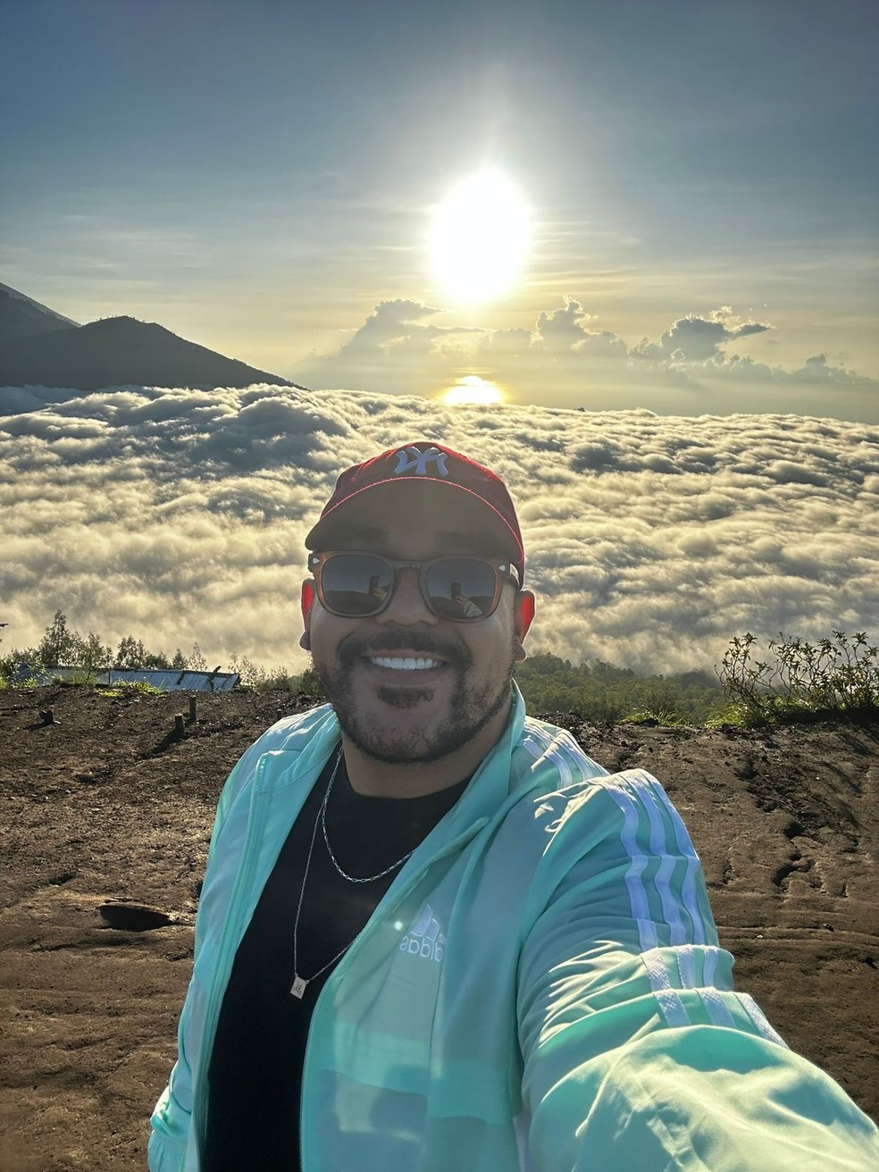 O brasileiro Willians Francelino no vulcão, na Indonésia — Foto: Arquivo pessoal/Willians Francelino