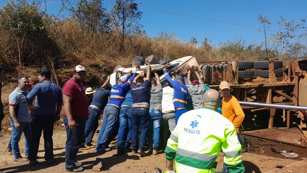 Carretas tombam em trecho após acidente em MT — Foto: Redes sociais