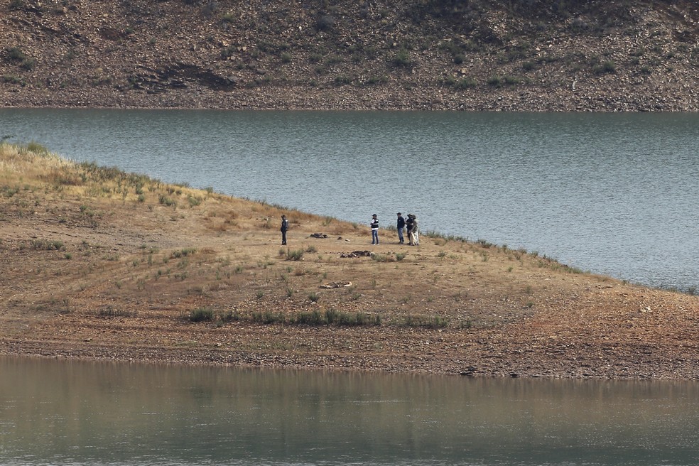 Policiais trabalham buscando indícios do caso Madeleine McCann em represa de Portugal — Foto: João Matos/AP