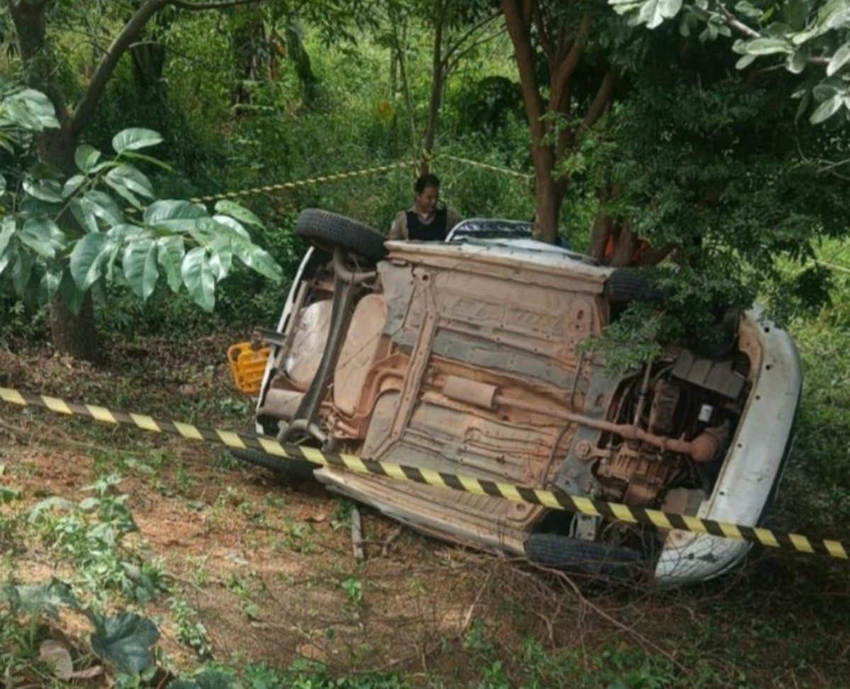 Idosa fica ferida após carro descer barranco e bater em árvore em Mesquita