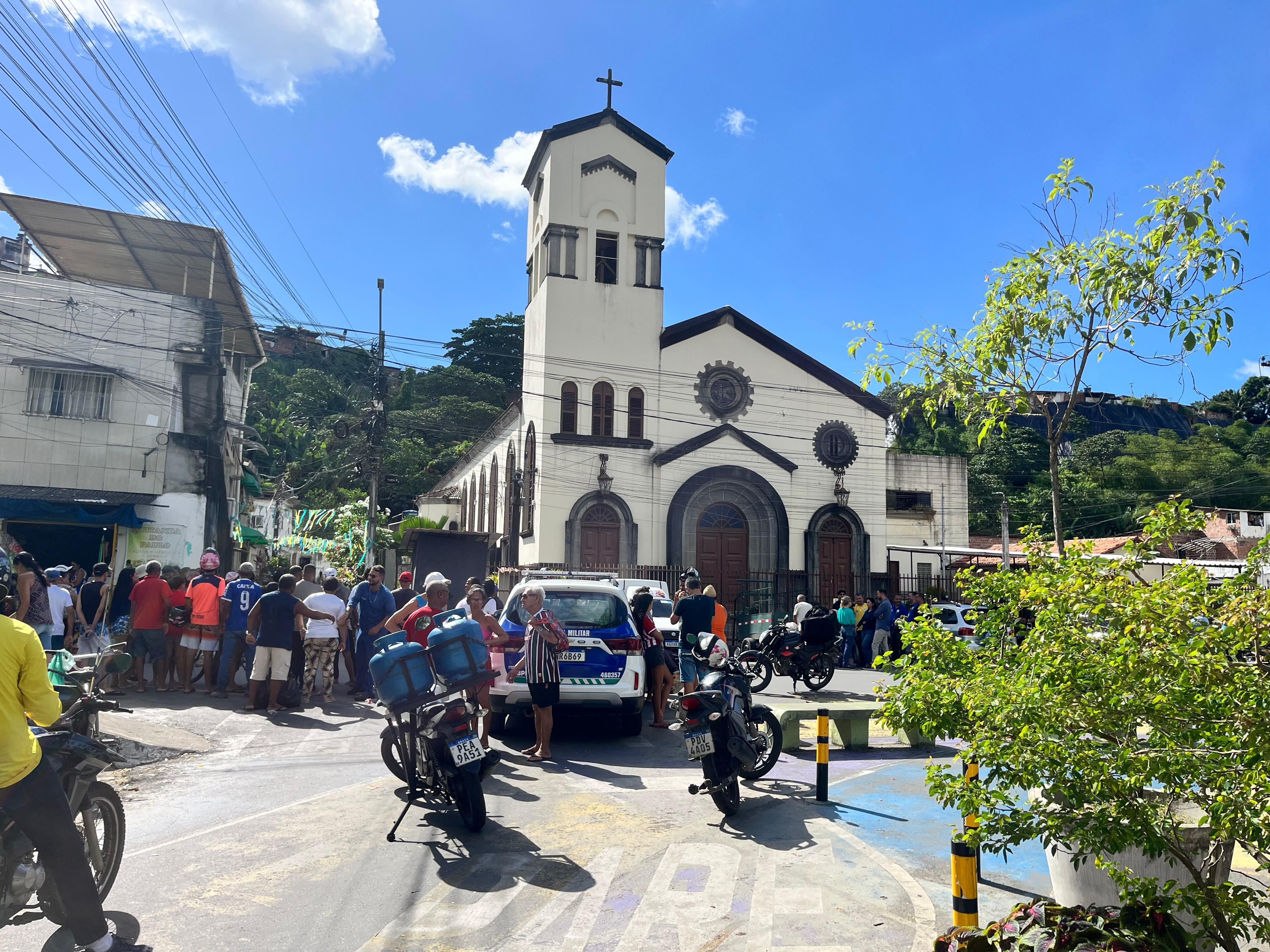 Três homens morrem após serem baleados perto de igreja na Macaxeira, no Recife