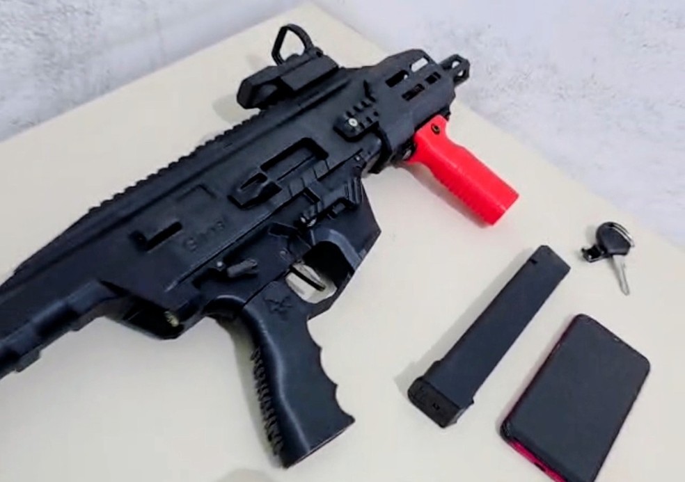 Arma fabricada em impressora 3D é apreendida em Natal — Foto: PMRN/Divulgação