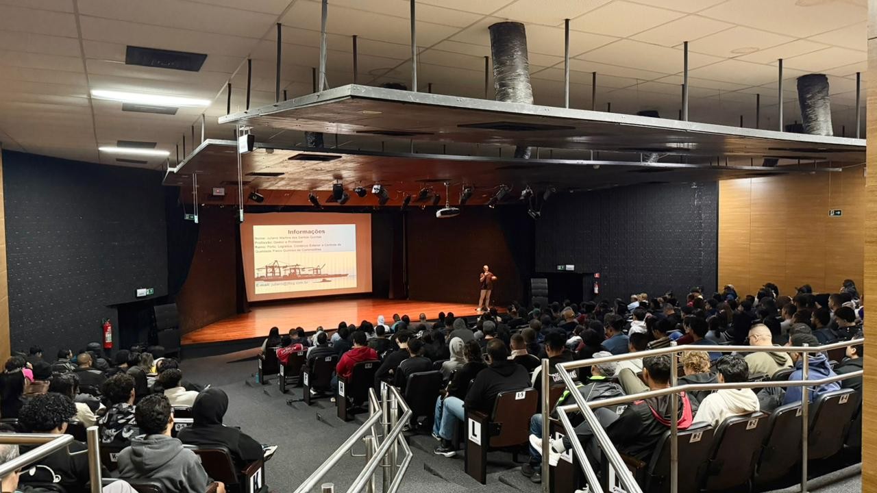 Guarujá, SP, abre 350 vagas em curso de Comércio Exterior; veja como se inscrever 