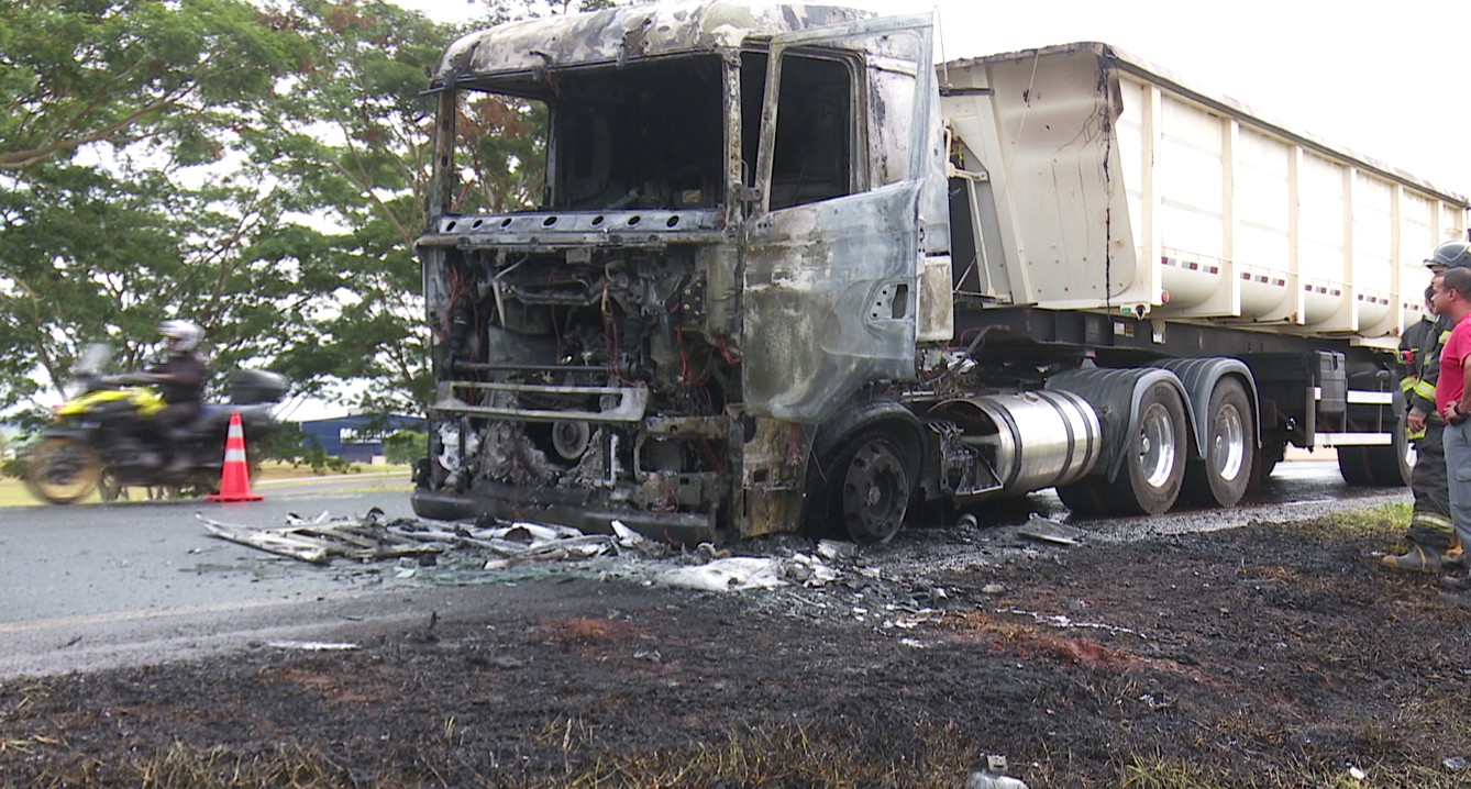 Caminhão com 45 toneladas de açúcar pega fogo em Ribeirão Preto, SP, após problema no ar-condicionado