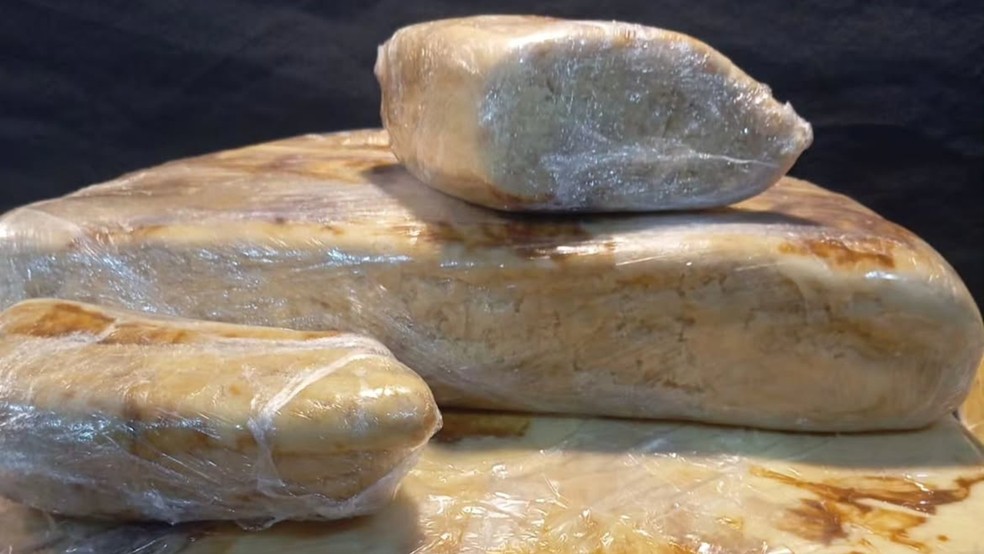 Estande de doces denunciado por consumidores informava apenas o preço de 100 gramas do produto. — Foto: MPCE/ Divulgação