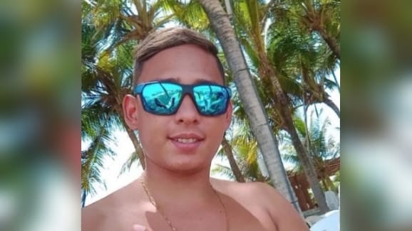 Testemunhas ouviram até quatro tiros em morte de jovem em abordagem policial na Praia de Iracema; policial fala em disparo acidental