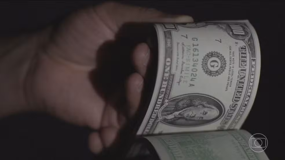 Entenda como a perda de valor do dólar pelo mundo tem impacto no Brasil — Foto: Jornal Nacional/ Reprodução