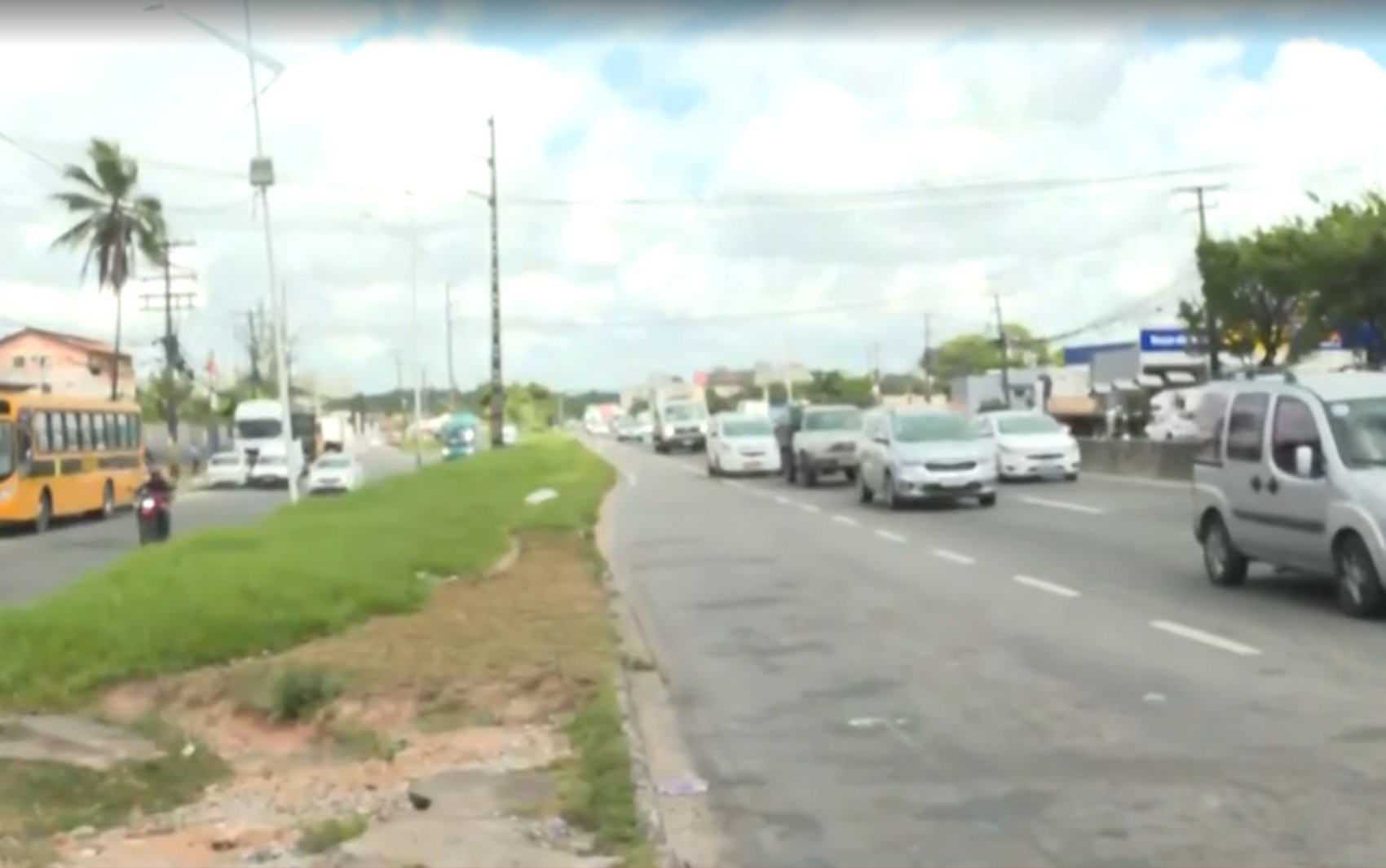 Mulher morre após ser atropelada por moto enquanto atravessava rua em Salvador