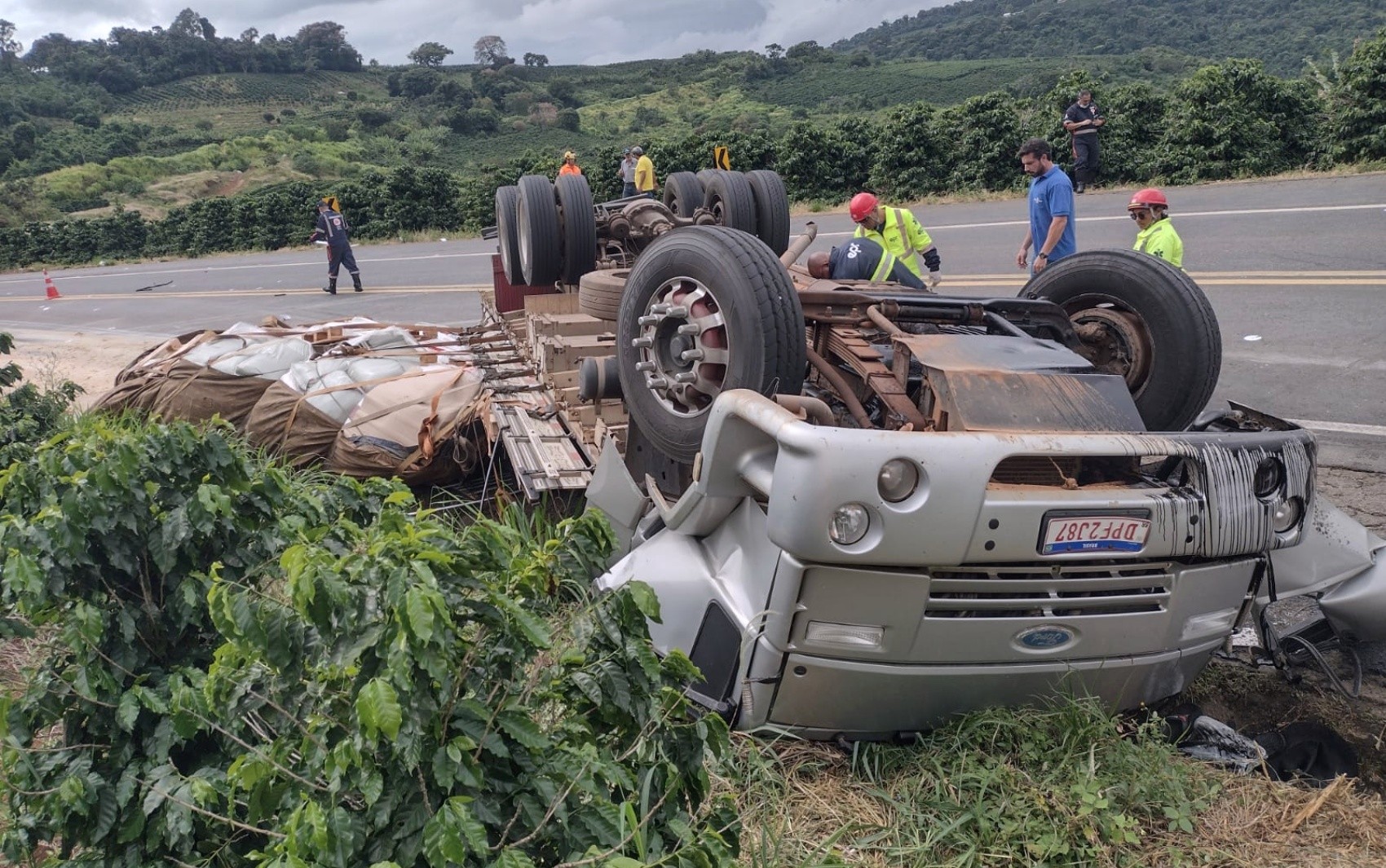 Motorista morre após caminhão carregado com ração tombar em serra próximo a Itamogi, MG