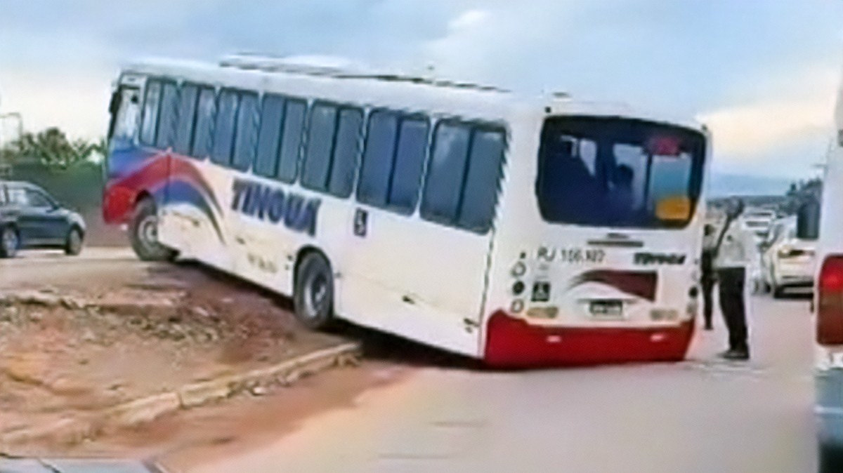 Ônibus ‘encalha’ na Dutra ao tentar fugir de engarrafamento