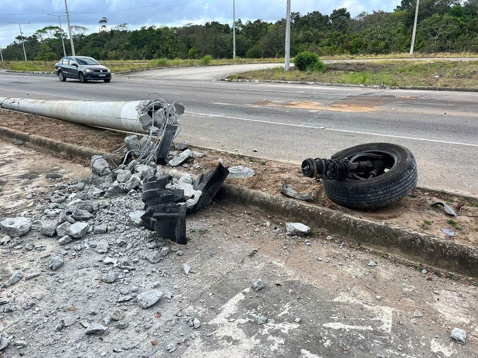 Poste foi retirado do meio da pista, mas continua ca&iacute;do na Avenida Omar O'Grady, em Parnamirim. &mdash; Foto: Foto: Vinicius Marinho/Inter TV Cabugi
