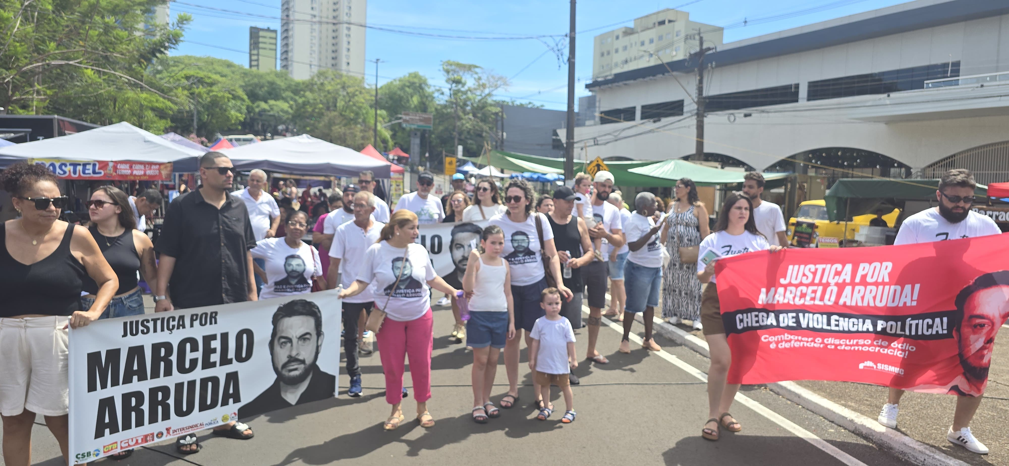 Família protesta após ex-policial condenado por matar tesoureiro do PT no Paraná ir para prisão domiciliar mesmo com sentença determinando regime fechado