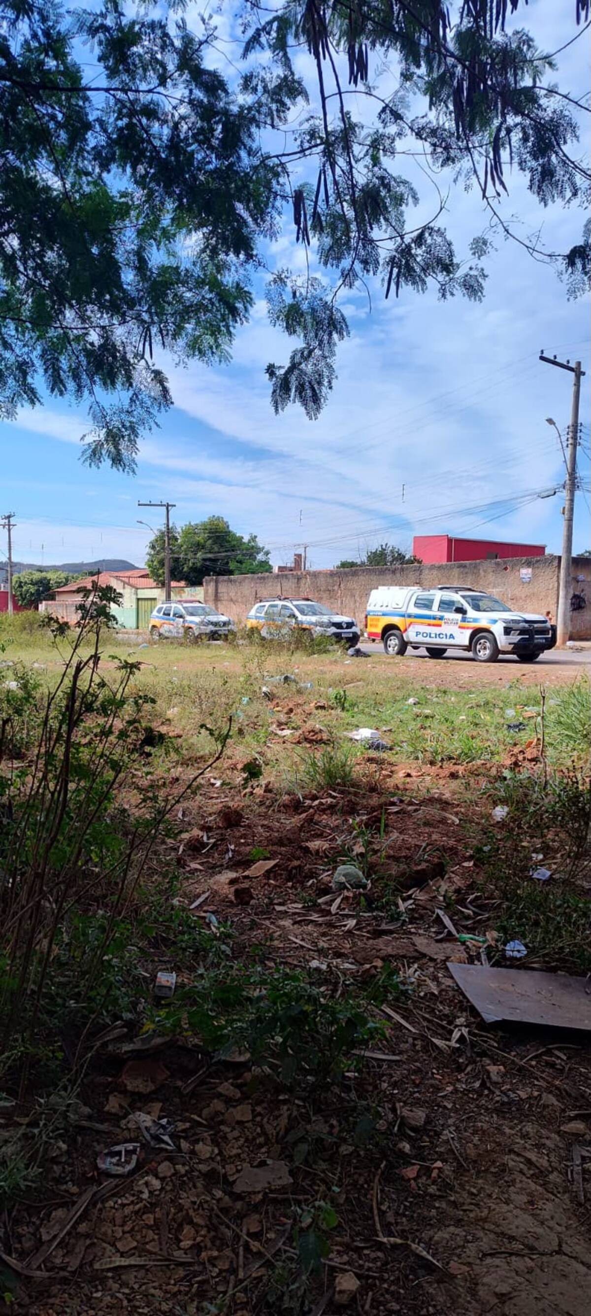 Corpo de homem é encontrado carbonizado no quintal de casa em Unaí