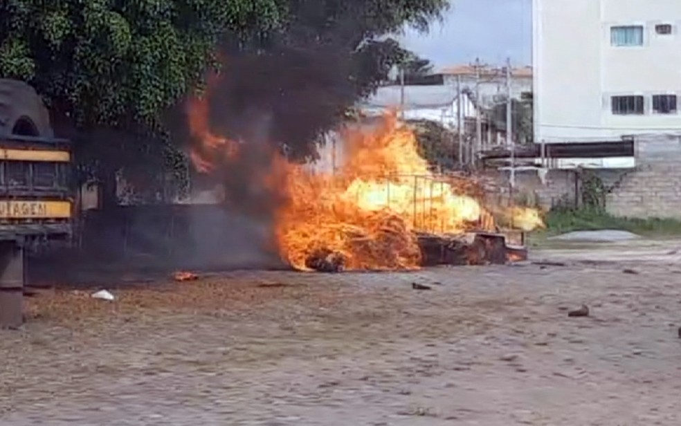 Balão usado para passeios turísticos pega fogo e fica destruído em São Lourenço — Foto: Reprodução / OPopular.net