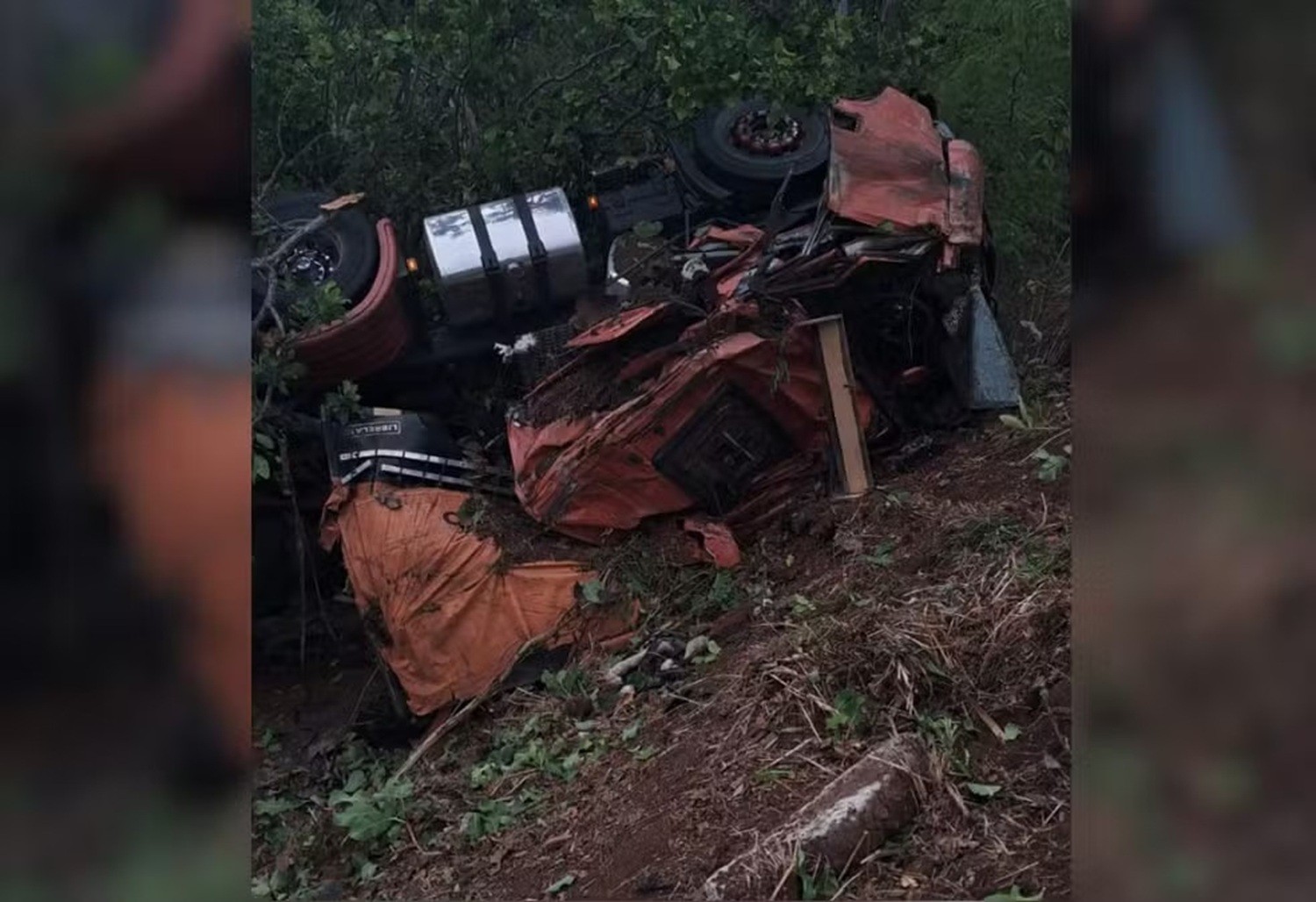 Caminhoneiro fica ferido após perder o controle de carreta em curva e capotar na TO-080