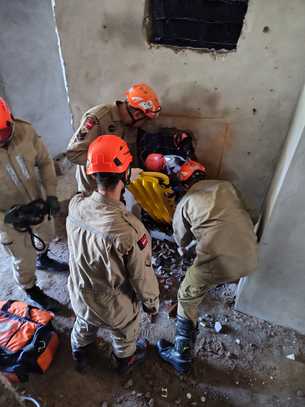 Trabalhador de obra fica ferido após cair em fosso de elevador, em João Pessoa
