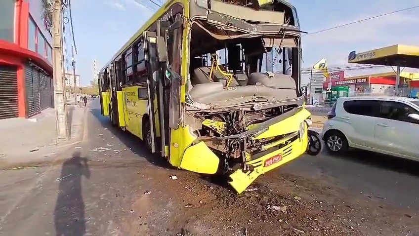 Ônibus do transporte público com pneus carecas fica parcialmente destruído após acidente em São Luís