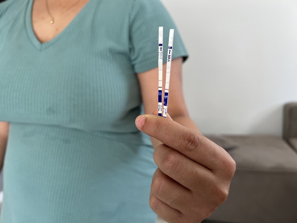 Professora que preferiu não se identificar ainda guarda os testes de gravidez da filha que perdeu na maternidade de lona — Foto: Caíque Rodrigues/g1 RR