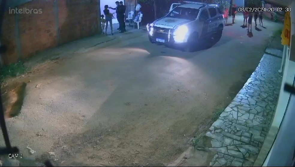 Família encaminhou ao MP-AC imagens que mostram chegada da PM na casa do bairro Pista — Foto: Reprodução
