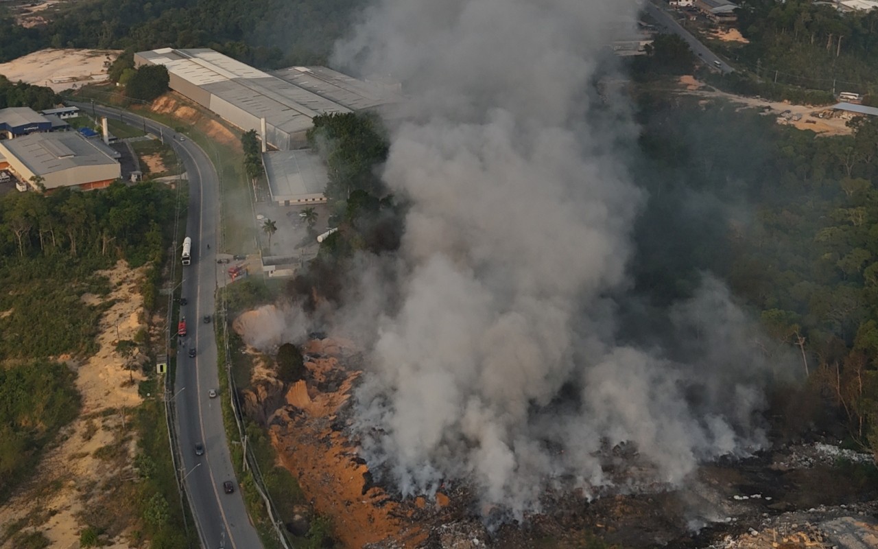 Incêndio em vegetação continua pela manhã após se intensificar durante a noite em Manaus