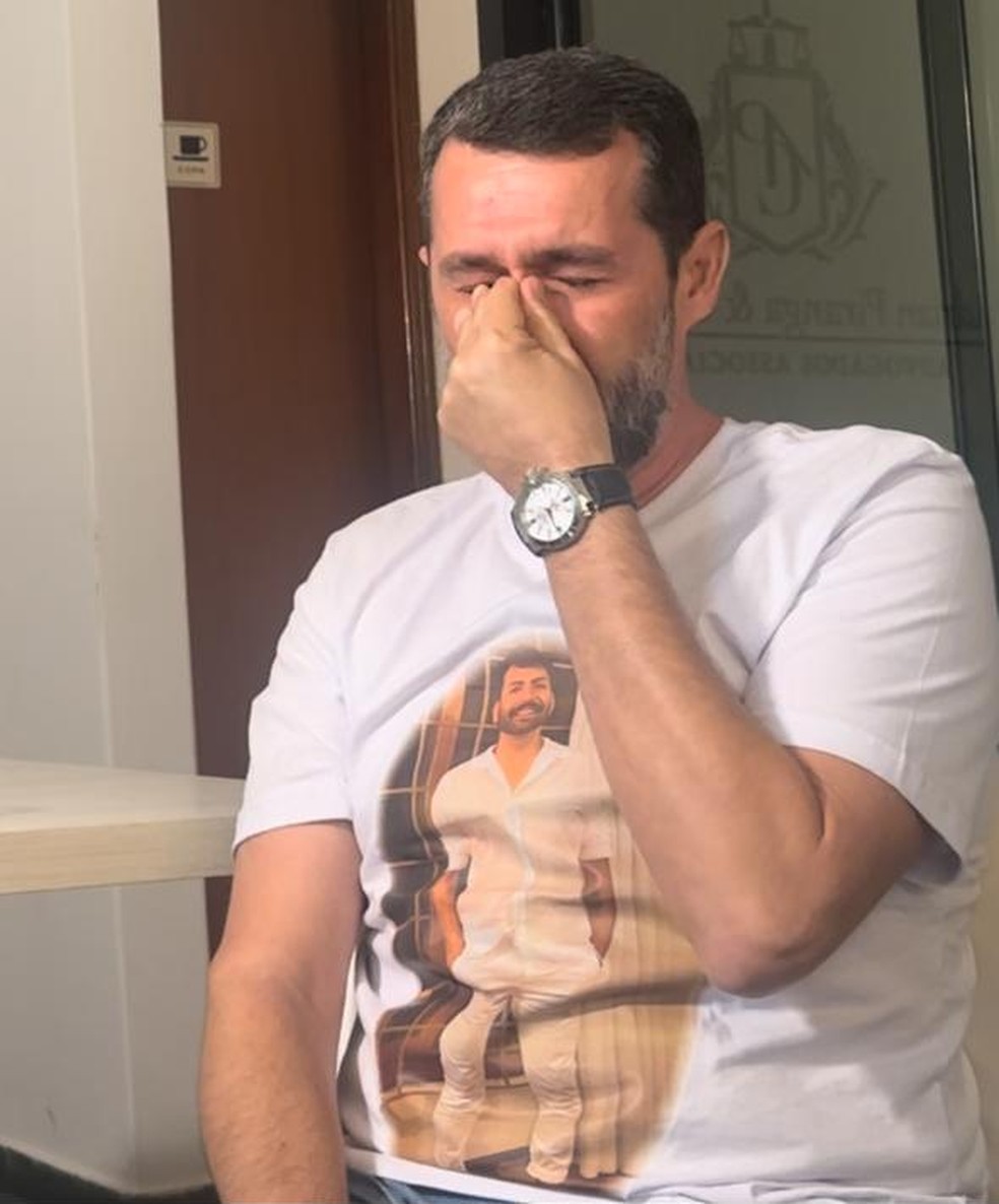 Marcelo Camargo exibe na camiseta a foto do namorado de Henrique Chagas, morto após peeling de fenol — Foto: Kleber Tomaz/g1