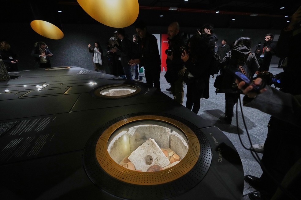 Artefatos da Roma Antiga do século II a.C. em exibição na nova estação de metrô Coliseu, em Roma — Foto: Alessandra Tarantino/AP Photo