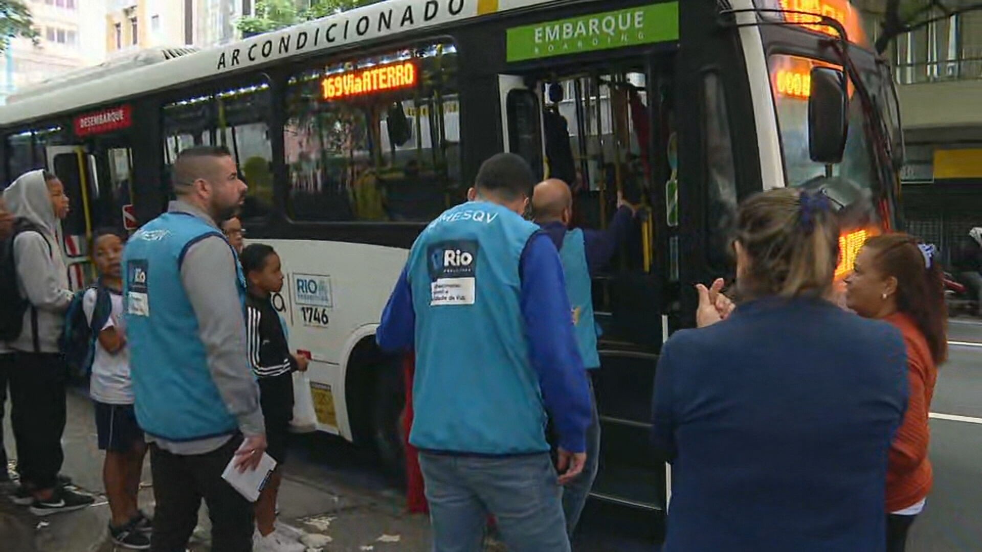 Prefeitura do Rio realiza operação para orientar idosos e motoristas sobre gratuidade no transporte público