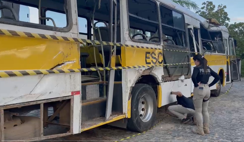 Perícia é iniciada em ônibus escolar envolvido em acidente na PB-077 — Foto: Pedro Júnior/TV Cabo Branco