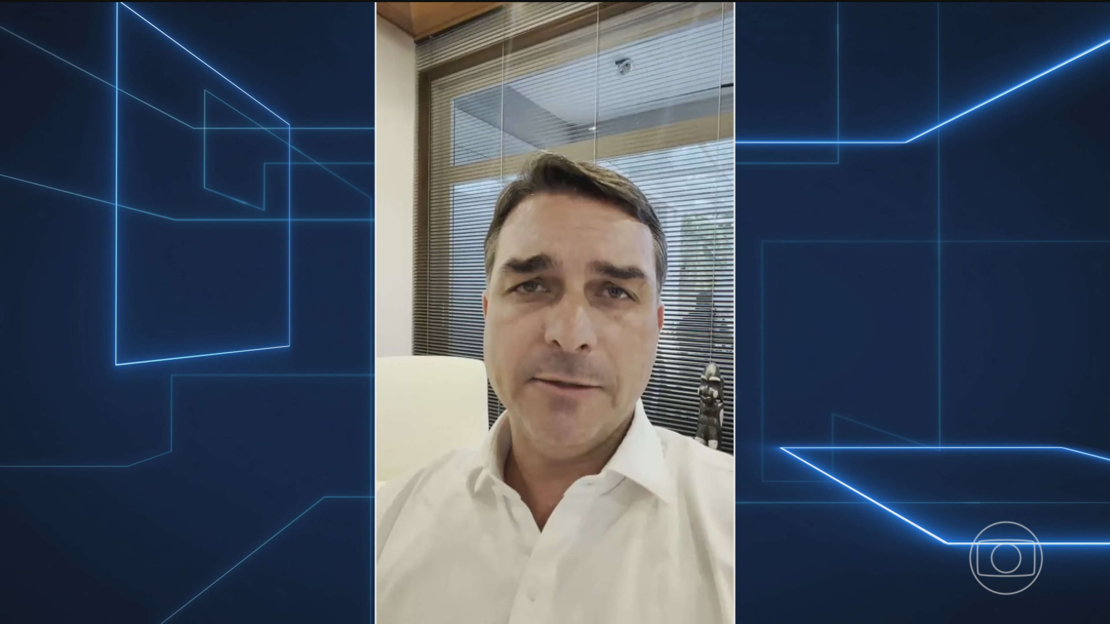 Mensagens mostram que Flávio Bolsonaro cobrou dinheiro de Vorcaro para concluir filme sobre o ex-presidente Jair Bolsonaro 