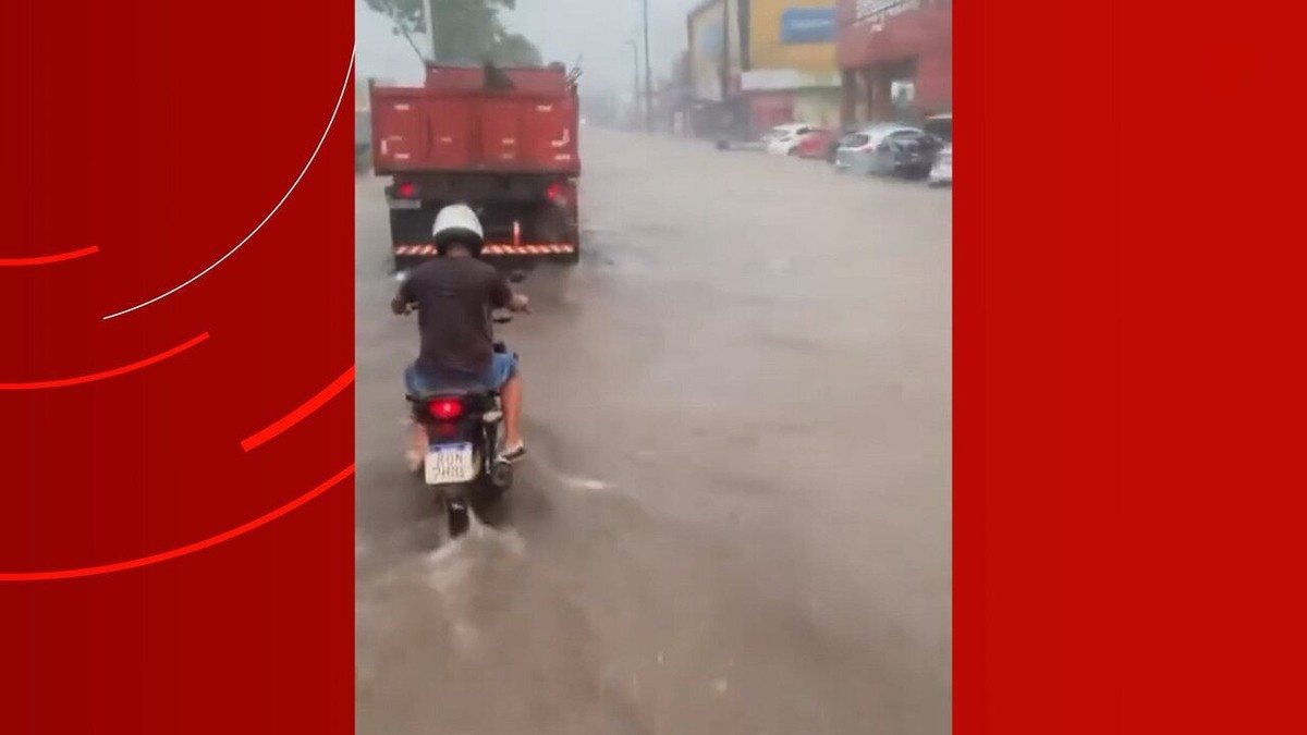 VÍDEO: Forte chuva deixa avenidas de São Luís alagadas e provoca acidente na BR-135