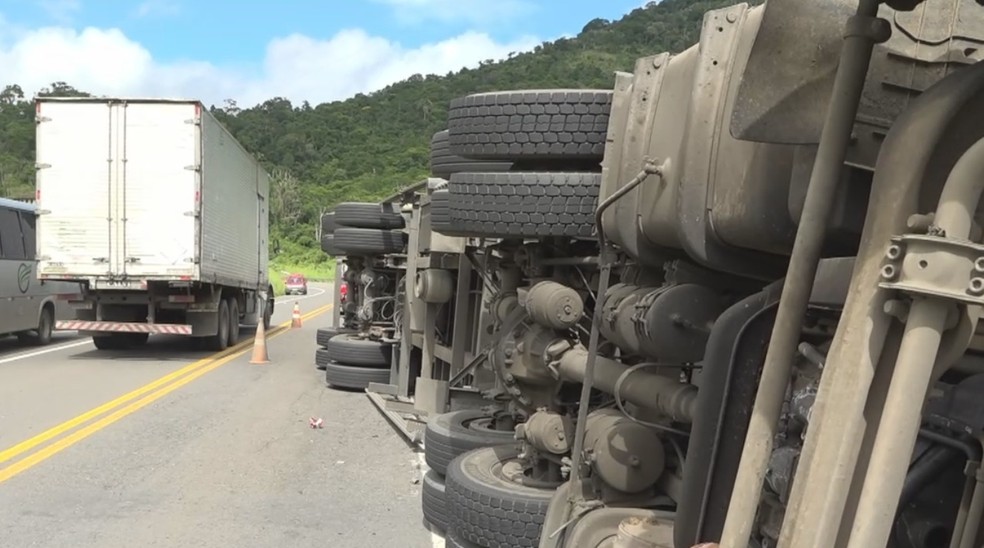 Carreta tomba e motorista fica ferido no sul da Bahia — Foto: Reprodução/TV Bahia