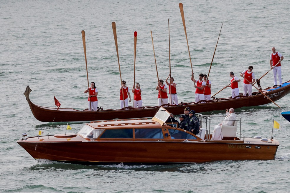 Papa Francisco chega a Veneza em barco, em 28 de abril de 2024. — Foto: Yara Nardi/ Reuters