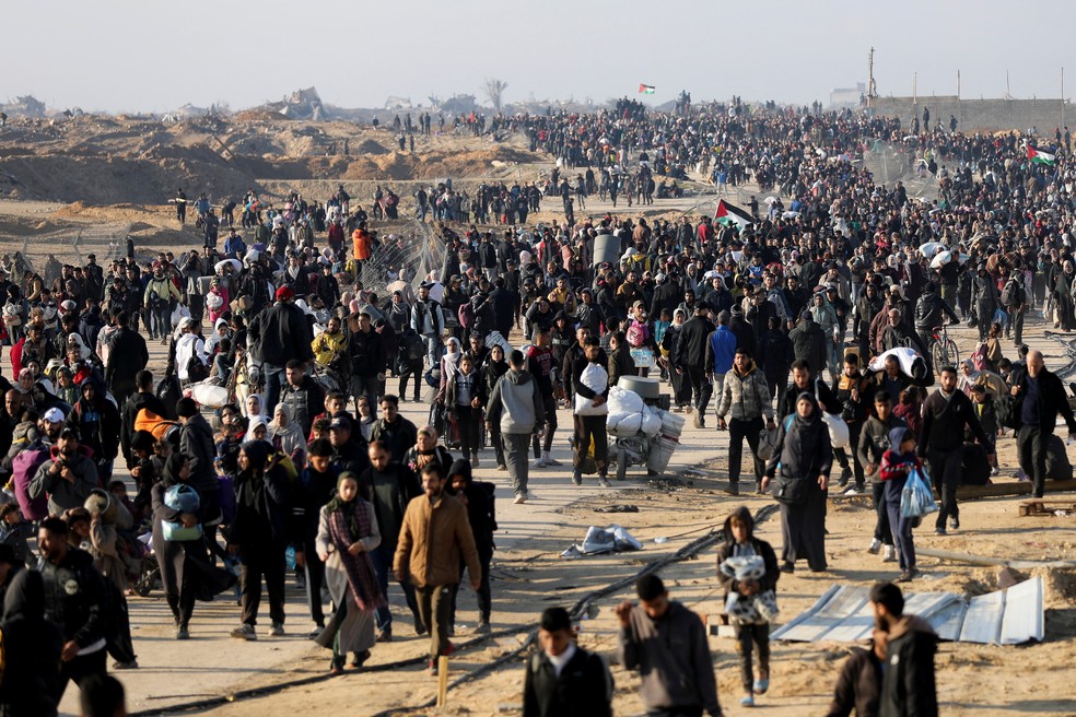 Milhares de palestinos retornam ao norte da Faixa de Gaza em 27 de janeiro de 2025. — Foto: REUTERS/Dawoud Abu Alkas