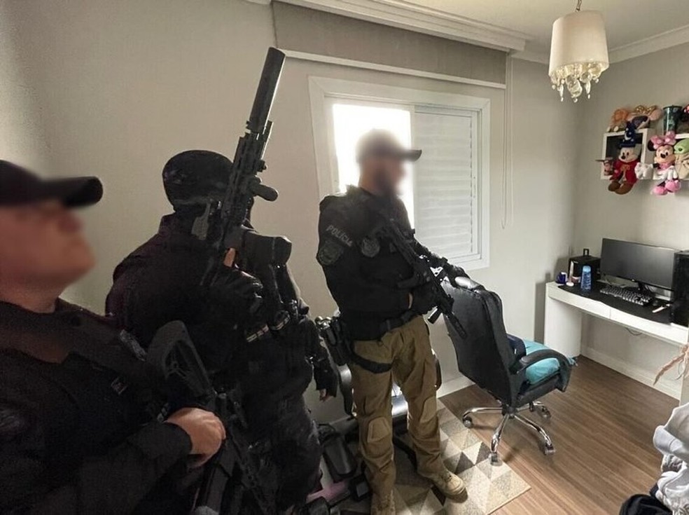 Polícia cumpre mandados de busca e apreensão na casa de suspeitos de enviarem e-mails com ameaças à autoridades públicas — Foto: Polícia Civil/Divulgação