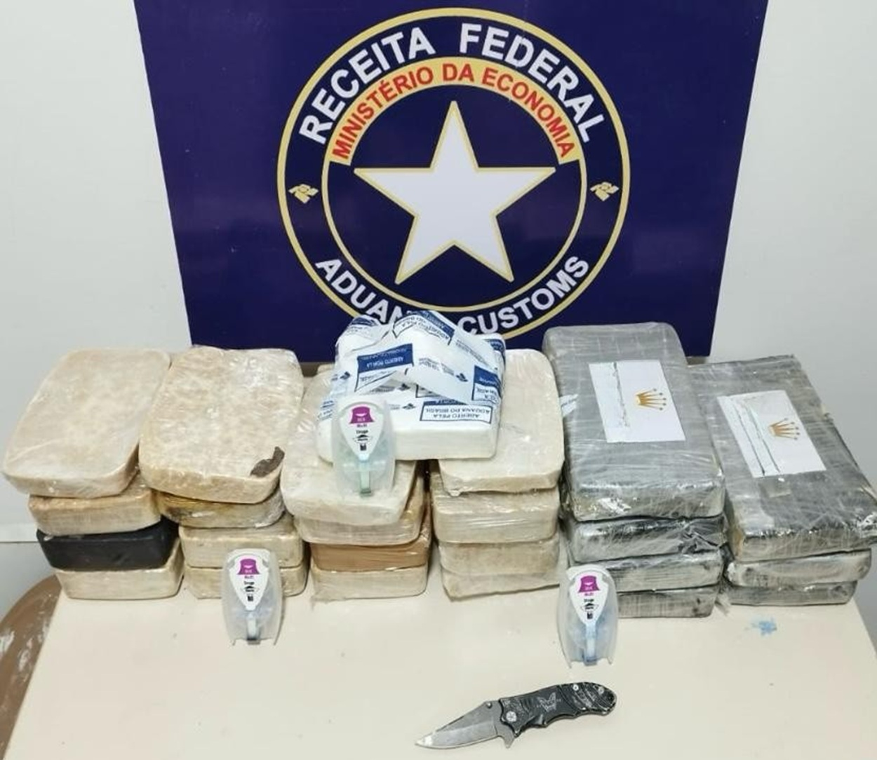 Receita Federal apreende mais de 22 kg de cocaína e pasta base em transportadora de Jaboatão dos Guararapes