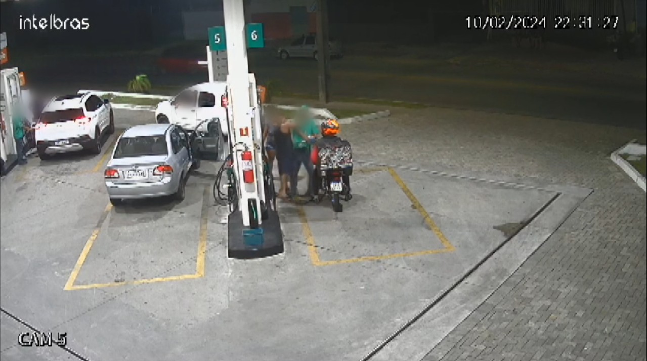 VÍDEO: Frentista leva soco de cliente e desmaia em posto de combustíveis de Curitiba 