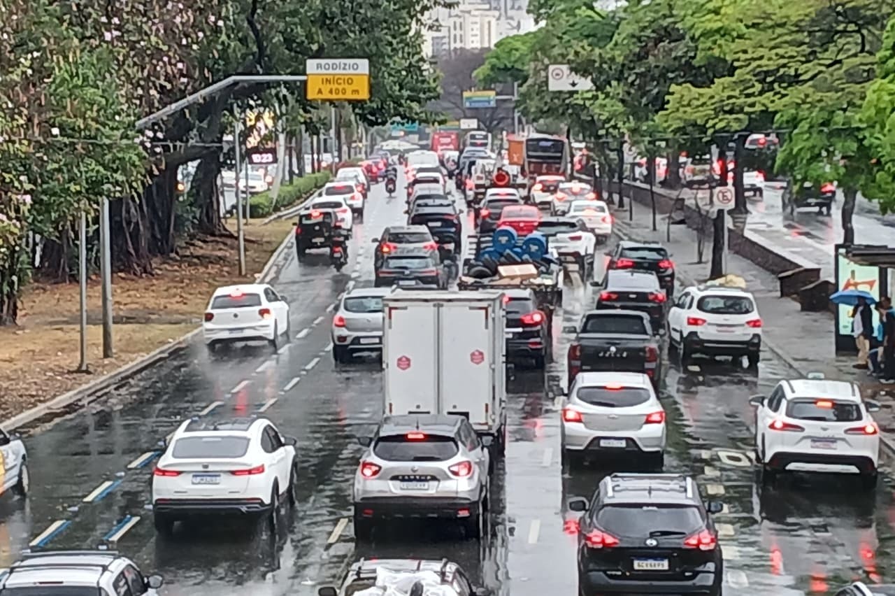 Cidade de SP bate recorde com 1.054 km de congestionamento