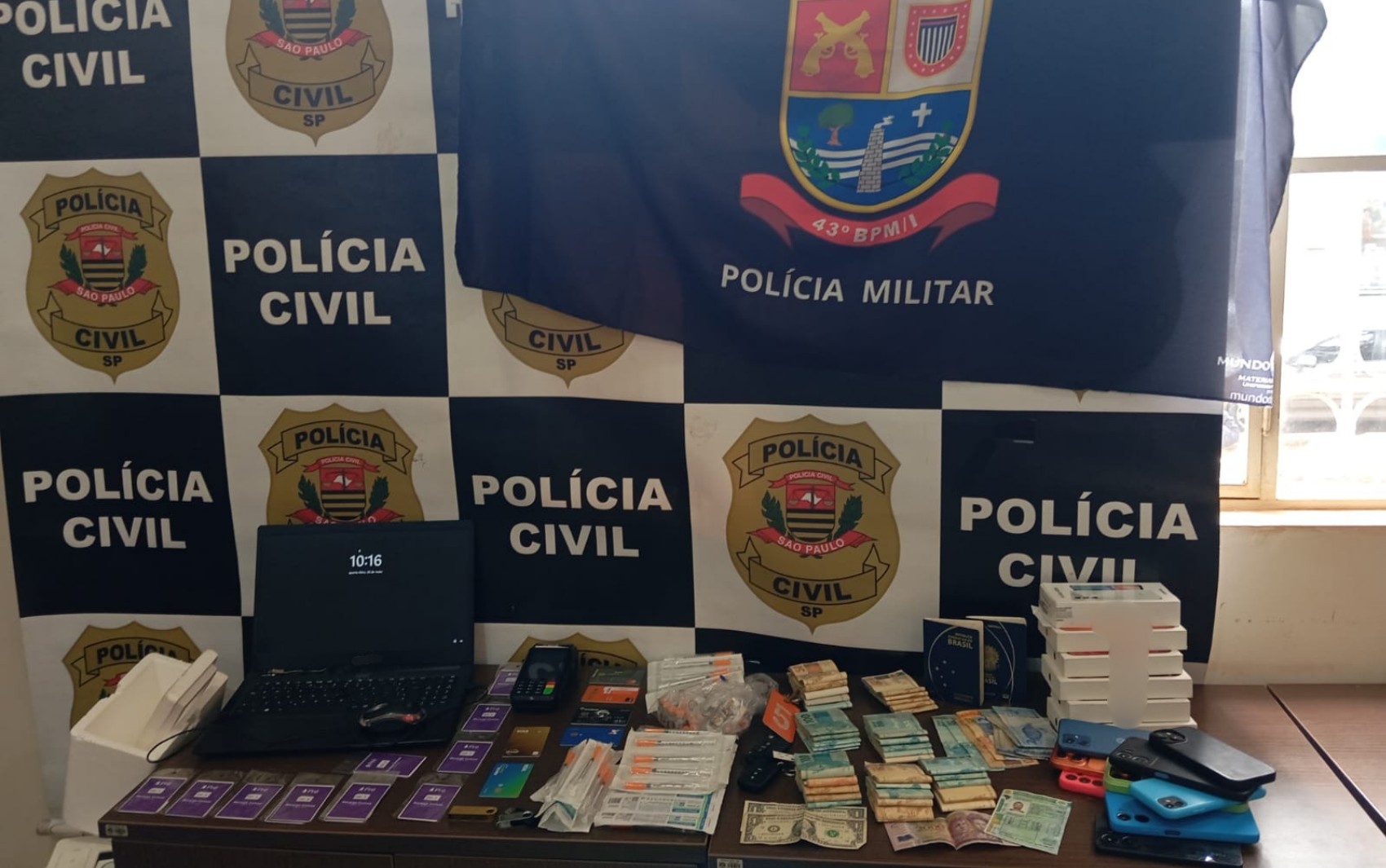 Polícia encontra R$ 33 mil escondidos atrás de fogão embutido ao prender casal suspeito de estelionato em SP