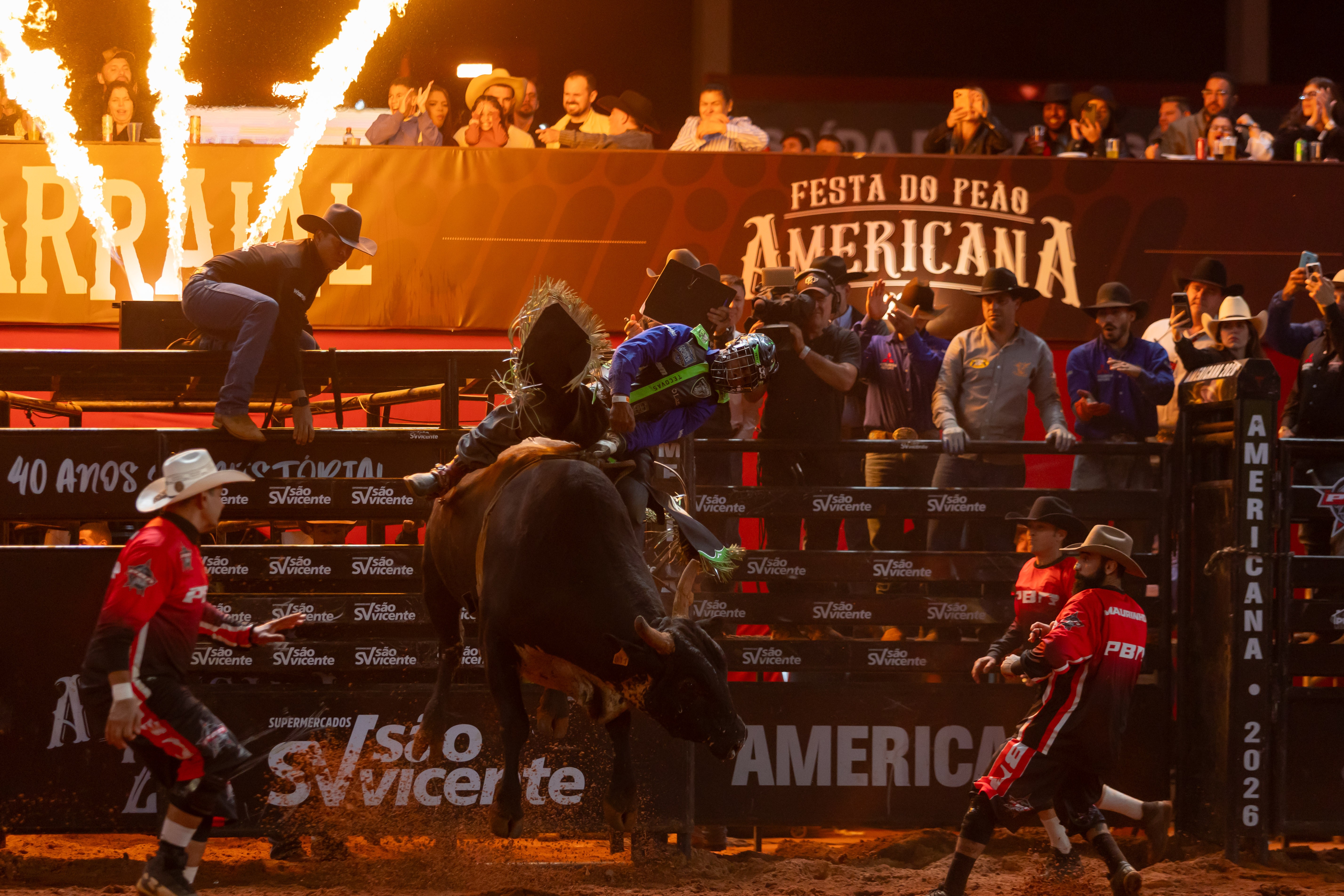 Final da etapa de Americana da PBR reuniu dez competidores na noite deste domingo (7) — Foto: Thomaz Marostegan