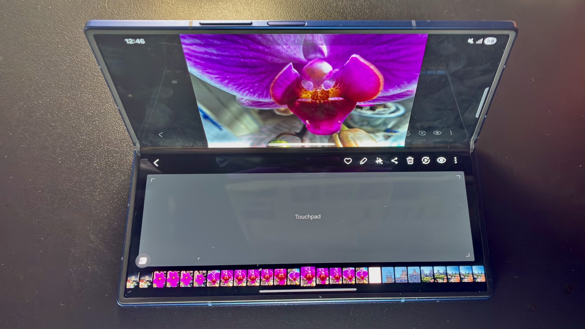 Samsung Galaxy Z Fold7 полуоткрыт для редактирования фотографий — Фото: Henrique Martin/g1