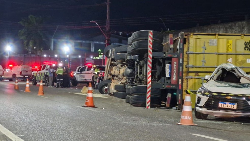 Carreta tomba após colisão com dois carros na Avenida das Torres, em Manaus — Foto: Ronaldo Lima/Rede Amazônica