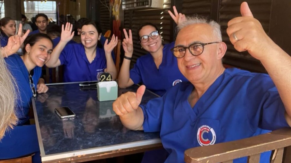 Cleones se reúne com colegas da faculdade — Foto: Arquivo pessoal