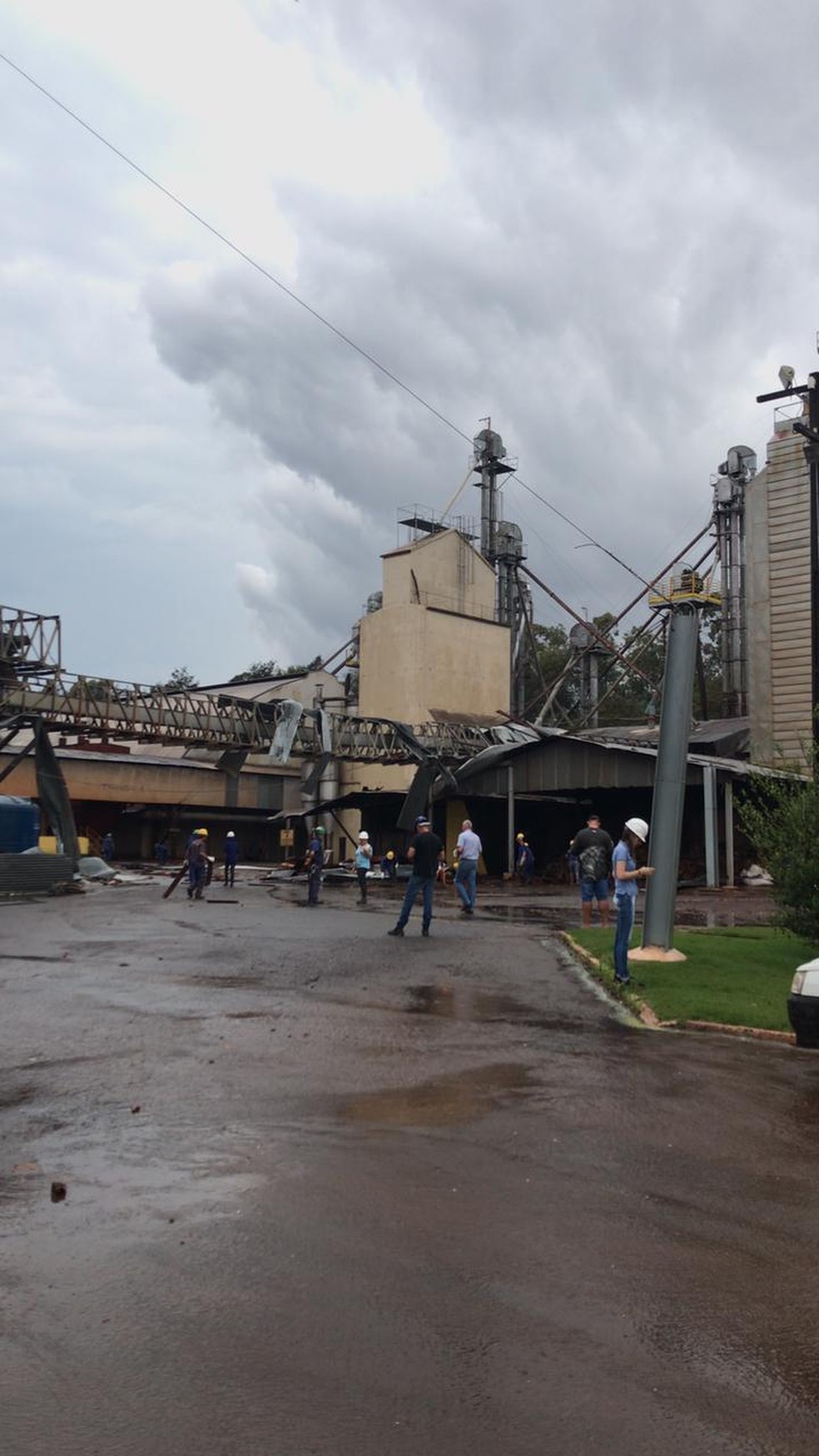 Telhado da cooperativa Coopagril foi parcialmente destruído após fortes ventos — Foto: Redes socias